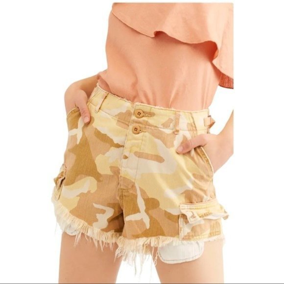 NWT FREE PEOPLE Commander Cut Off Shorts Camo - Size 0 - Picture 2 of 5